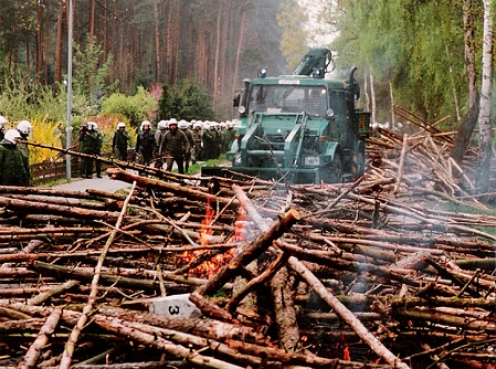 © Father of Hendrike straßenbarrikade aus bäumen in gorleben 1996
